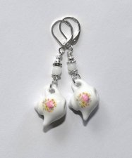 Cottagecore-örhängen med små porslinstekannor målade med rosor, vita glaspärlor och silverfärgade mellandelar. Silverpläterade, 