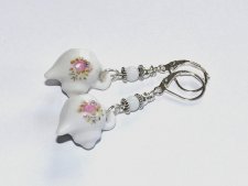 Cottagecore-örhängen med små porslinstekannor målade med rosor, vita glaspärlor och silverfärgade mellandelar. Silverpläterade, 