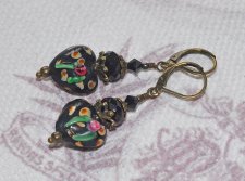 Victorian Gothic-örhängen med handgjorda svarta lampwork-hjärtan, rosa blommor, facetterade svarta kristaller och bronsfärgade f