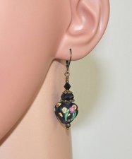 Victorian Gothic-örhängen med handgjorda svarta lampwork-hjärtan, rosa blommor, facetterade svarta kristaller och bronsfärgade f