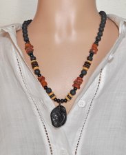 Handgjort halsband med svarta och gula lavapärlor, baltisk bärnsten, sandelträ, kokos och tektitpendel – naturinspirerat smycke