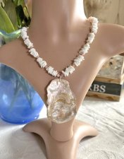 Handgjort sommarhalsband med vita snäckbitar, runda rosa opalpärlor och gnistrande Charlotte-slipade tjeckiska glaspärlor. Mittp