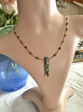 Handgjort halsband i Naturecore-stil med facetterade smaragdpärlor, blisterpärla och tjeckiska glaspärlor. Det eleganta halsband