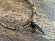 Handgjort halsband i Naturecore-stil med facetterade smaragdpärlor, blisterpärla och tjeckiska glaspärlor. Det eleganta halsband