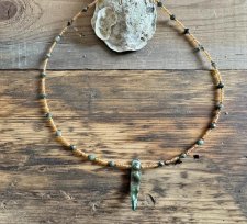 Handgjort halsband i Naturecore-stil med facetterade smaragdpärlor, blisterpärla och tjeckiska glaspärlor. Det eleganta halsband