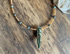 Handgjort halsband i Naturecore-stil med facetterade smaragdpärlor, blisterpärla och tjeckiska glaspärlor. Det eleganta halsband