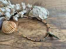 Handgjort halsband i Naturecore-stil med facetterade smaragdpärlor, blisterpärla och tjeckiska glaspärlor. Det eleganta halsband