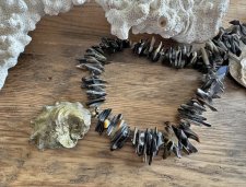 Handgjort statement-halsband med överdimensionerade blacklip-snäckor, eldpolerade tjeckiska glaspärlor och ett ostronskal med ha