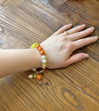 Färgglatt boho-armband med fauxpärlor, Howlite, korall och 18K guldpläterade detaljer.
