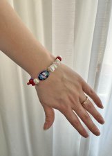 Handgjort Y2K-armband med vita glaspärlor, naturliga snäcknuggets, röda korallpärlor, färgglada glaspärlor och återvunnen vintag