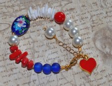 Handgjort Y2K-armband med vita glaspärlor, naturliga snäcknuggets, röda korallpärlor, färgglada glaspärlor och återvunnen vintag