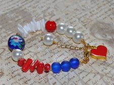 Handgjort Y2K-armband med vita glaspärlor, naturliga snäcknuggets, röda korallpärlor, färgglada glaspärlor och återvunnen vintag