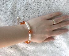 Färgglatt Y2K-armband med vintage Swarovski-kristaller och vita sötvattenspärlor. Armbandet är ca 18 cm långt med en 3 cm förlän