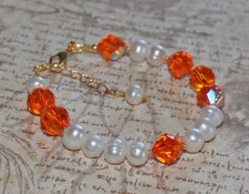 Färgglatt Y2K-armband med vintage Swarovski-kristaller och vita sötvattenspärlor. Armbandet är ca 18 cm långt med en 3 cm förlän