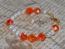 Färgglatt Y2K-armband med vintage Swarovski-kristaller och vita sötvattenspärlor. Armbandet är ca 18 cm långt med en 3 cm förlän