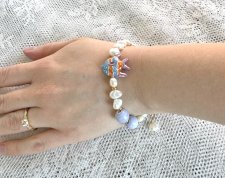 Unikt mismatched armband med sötvattenspärlor, ljusblå porslinspärlor och tropisk fisk-berlock i porslin. Tillverkat med 18K gul