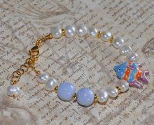 Unikt mismatched armband med sötvattenspärlor, ljusblå porslinspärlor och tropisk fisk-berlock i porslin. Tillverkat med 18K gul