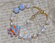 Unikt mismatched armband med sötvattenspärlor, ljusblå porslinspärlor och tropisk fisk-berlock i porslin. Tillverkat med 18K gul