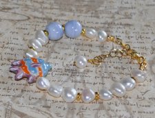 Unikt mismatched armband med sötvattenspärlor, ljusblå porslinspärlor och tropisk fisk-berlock i porslin. Tillverkat med 18K gul