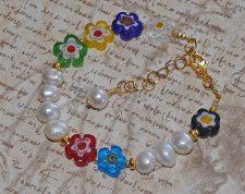 Färgstarkt Y2K-armband med vita sötvattenspärlor, guldfärgade seed beads och lekfulla millefiori-blomglaspärlor, justerbart med