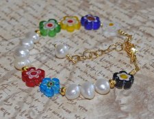 Färgstarkt Y2K-armband med vita sötvattenspärlor, guldfärgade seed beads och lekfulla millefiori-blomglaspärlor, justerbart med