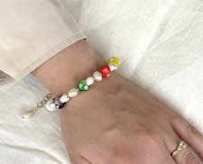 Färgglatt Y2K-pärlarmband med vita sötvattenspärlor, lampwork-svamppärlor och multicolor seed beads, justerbart med 18K guldplät