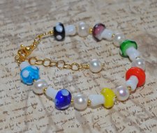 Färgglatt Y2K-pärlarmband med vita sötvattenspärlor, lampwork-svamppärlor och multicolor seed beads, justerbart med 18K guldplät