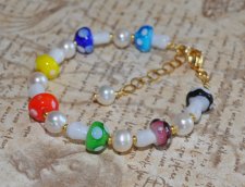Färgglatt Y2K-pärlarmband med vita sötvattenspärlor, lampwork-svamppärlor och multicolor seed beads, justerbart med 18K guldplät
