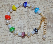 Färgglatt Y2K-pärlarmband med vita sötvattenspärlor, lampwork-svamppärlor och multicolor seed beads, justerbart med 18K guldplät