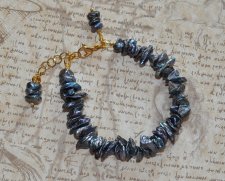 Elegant handgjort armband med keishi-sötvattenspärlor i blågrå ton, justerbar med 3 cm förlängningskedja – exklusivt boho luxe-a