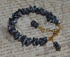 Elegant handgjort armband med keishi-sötvattenspärlor i blågrå ton, justerbar med 3 cm förlängningskedja – exklusivt boho luxe-a