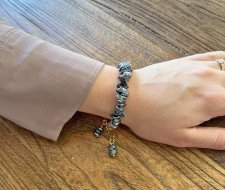 Elegant handgjort armband med keishi-sötvattenspärlor i blågrå ton, justerbar med 3 cm förlängningskedja – exklusivt boho luxe-a