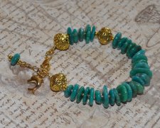 Handgjort boho-luxe armband med amazonitpärlor, präglade mässingsdetaljer och 18K guldpläterad delfincharm – spirituellt och kus