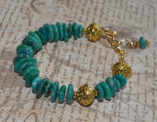 Handgjort boho-luxe armband med amazonitpärlor, präglade mässingsdetaljer och 18K guldpläterad delfincharm – spirituellt och kus