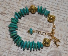 Handgjort boho-luxe armband med amazonitpärlor, präglade mässingsdetaljer och 18K guldpläterad delfincharm – spirituellt och kus