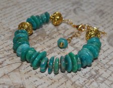 Handgjort boho-luxe armband med amazonitpärlor, präglade mässingsdetaljer och 18K guldpläterad delfincharm – spirituellt och kus