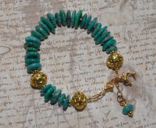 Handgjort boho-luxe armband med amazonitpärlor, präglade mässingsdetaljer och 18K guldpläterad delfincharm – spirituellt och kus