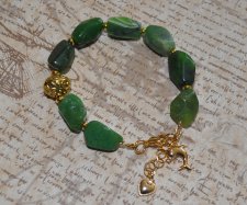 Handgjort boho luxe-armband med gröna chrysopraspärlor, mönstrad mässingspärla och delfinberlock i 18K guldpläterat rostfritt st