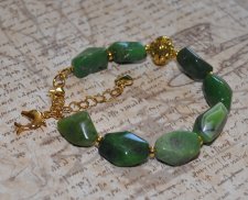 Handgjort boho luxe-armband med gröna chrysopraspärlor, mönstrad mässingspärla och delfinberlock i 18K guldpläterat rostfritt st