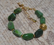 Handgjort boho luxe-armband med gröna chrysopraspärlor, mönstrad mässingspärla och delfinberlock i 18K guldpläterat rostfritt st