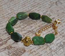 Handgjort boho luxe-armband med gröna chrysopraspärlor, mönstrad mässingspärla och delfinberlock i 18K guldpläterat rostfritt st