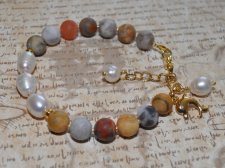Handgjort armband med frostade Crazy Lace agatpärlor, vita sötvattenspärlor och delfinberlock i 18K guldpläterat rostfritt stål,