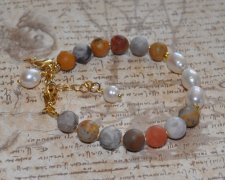 Handgjort armband med frostade Crazy Lace agatpärlor, vita sötvattenspärlor och delfinberlock i 18K guldpläterat rostfritt stål,