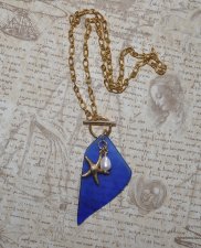 Elegant handgjort halsband i mermaidcore-stil med koboltblått havsglas, vit sötvattenspärla och 18K guldpläterad sjöstjärna. Ked
