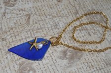 Elegant handgjort halsband i mermaidcore-stil med koboltblått havsglas, vit sötvattenspärla och 18K guldpläterad sjöstjärna. Ked