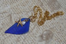 Elegant handgjort halsband i mermaidcore-stil med koboltblått havsglas, vit sötvattenspärla och 18K guldpläterad sjöstjärna. Ked