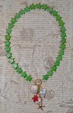 Handgjort mermaid-halsband med syntetiska gröna och röda turkospärlor i stjärnform, vit sötvattensskal-nugget, vit sötvattenspär