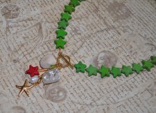 Handgjort mermaid-halsband med syntetiska gröna och röda turkospärlor i stjärnform, vit sötvattensskal-nugget, vit sötvattenspär