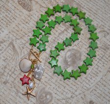 Handgjort mermaid-halsband med syntetiska gröna och röda turkospärlor i stjärnform, vit sötvattensskal-nugget, vit sötvattenspär