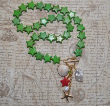 Handgjort mermaid-halsband med syntetiska gröna och röda turkospärlor i stjärnform, vit sötvattensskal-nugget, vit sötvattenspär